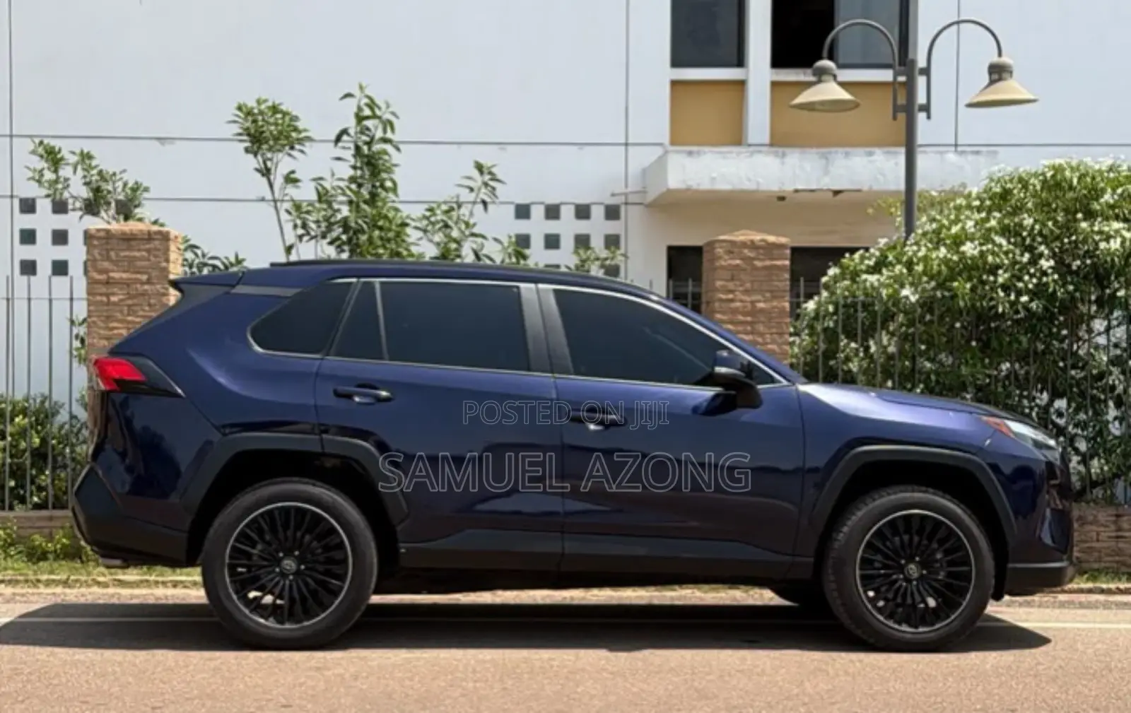 Toyota RAV4 XLE 2022 Blue
