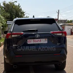 Toyota RAV4 XLE 2022 Blue