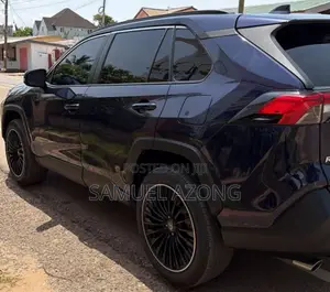 Toyota RAV4 XLE 2022 Blue