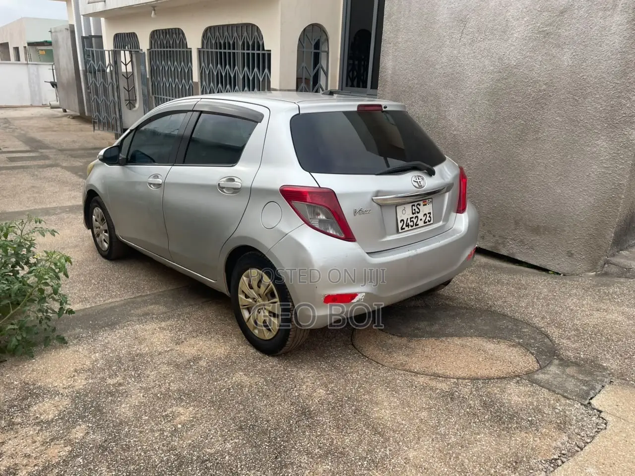 Toyota Vitz 2012 Silver