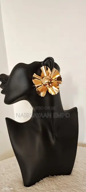 Golden Luxry Texture Flower Earring