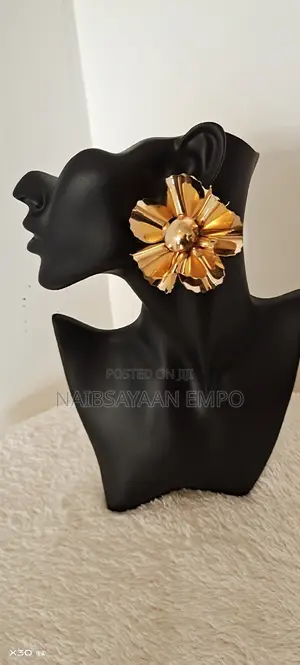 Golden Luxry Texture Flower Earring