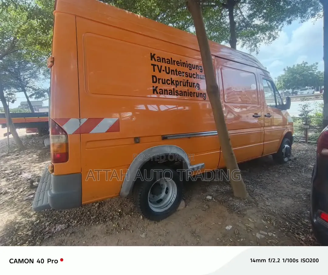 Mercedes-Benz Sprinter 2000 Orange
