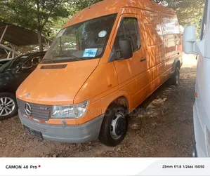 Mercedes-Benz Sprinter 2000 Orange