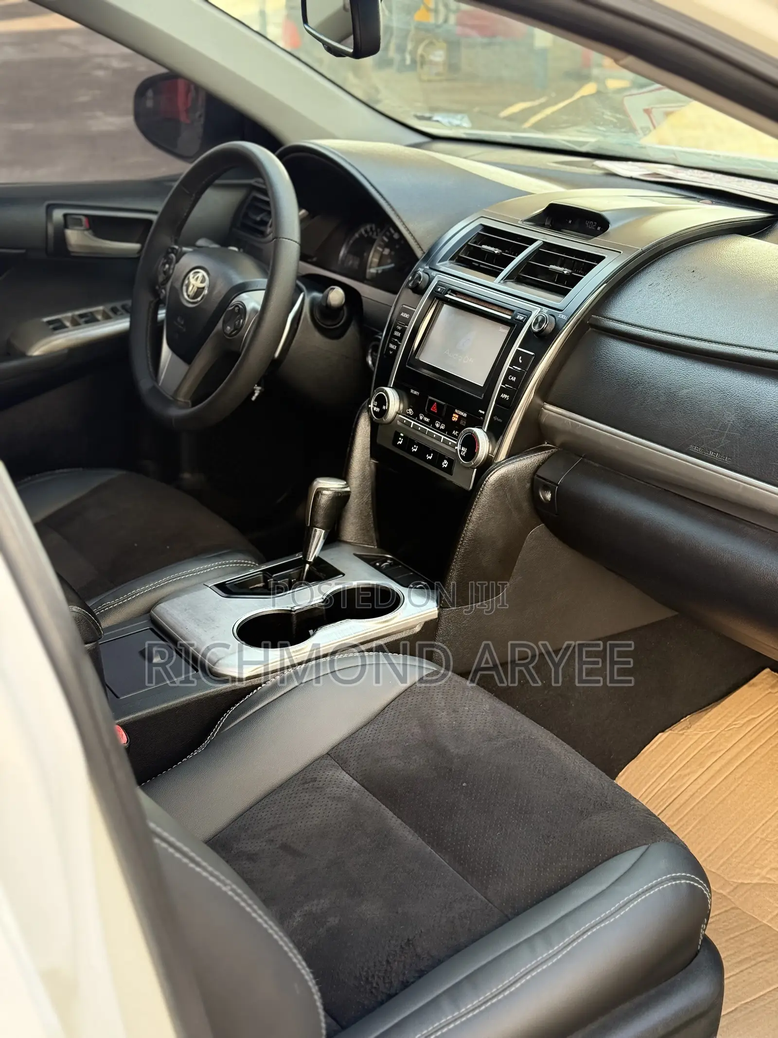 Toyota Camry SE 4dr Sedan (2.5L 4cyl 6A) 2013 White