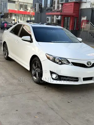 Toyota Camry SE 4dr Sedan (2.5L 4cyl 6A) 2013 White