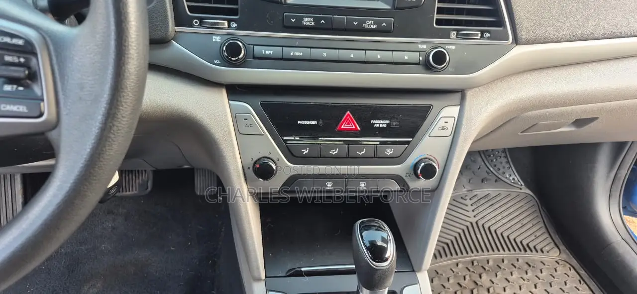 Hyundai Elantra SE Sedan FWD (2.0L 4cyl 6M) 2017 Blue