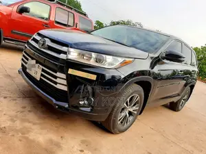Toyota Highlander LE 4x4 V6 (3.5L 6cyl 8A) 2017 Black