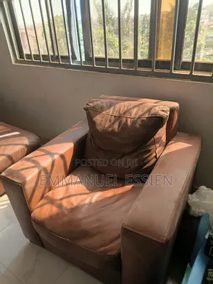 Living Room 100% Leather Sofa for Quick Sale