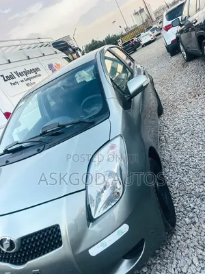 Toyota Vitz 1.3 FWD 5dr 2010 Gray