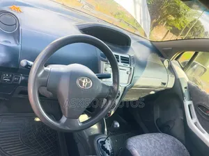 Toyota Vitz 1.3 FWD 5dr 2010 Gray
