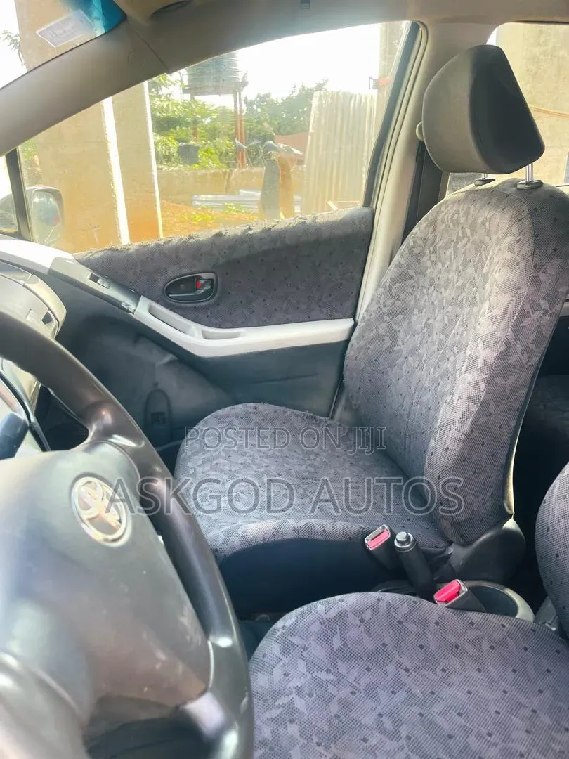 Toyota Vitz 1.3 FWD 5dr 2010 Gray