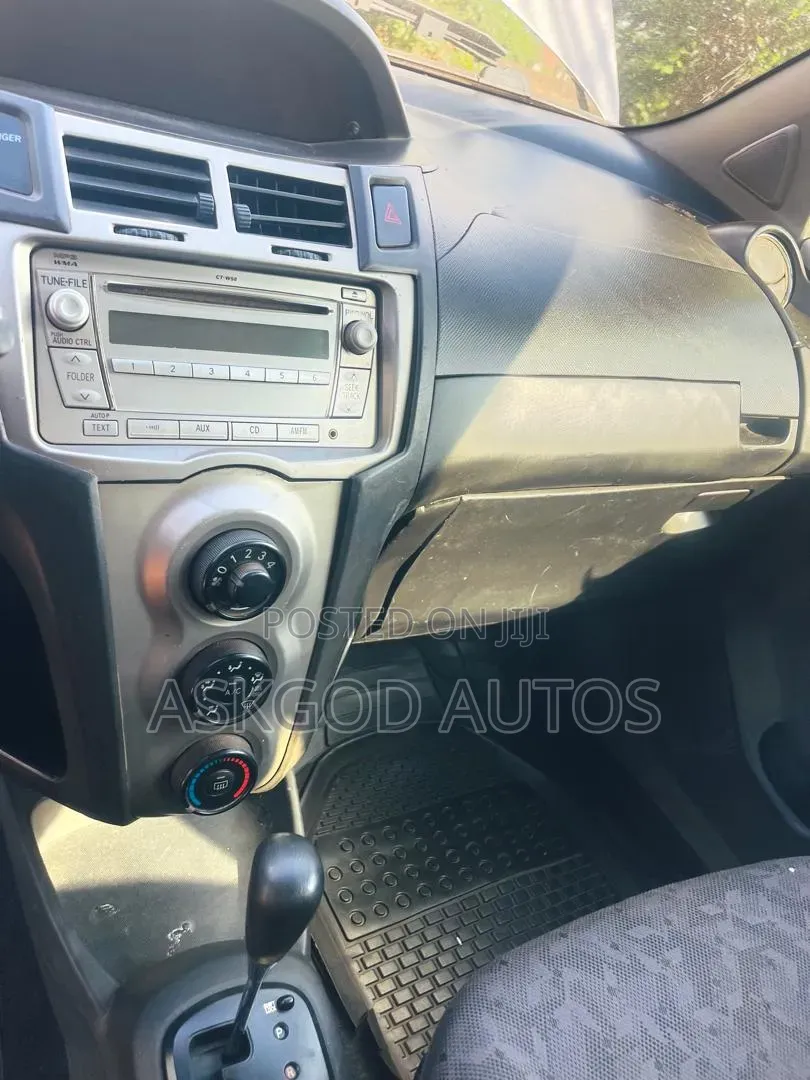 Toyota Vitz 1.3 FWD 5dr 2010 Gray