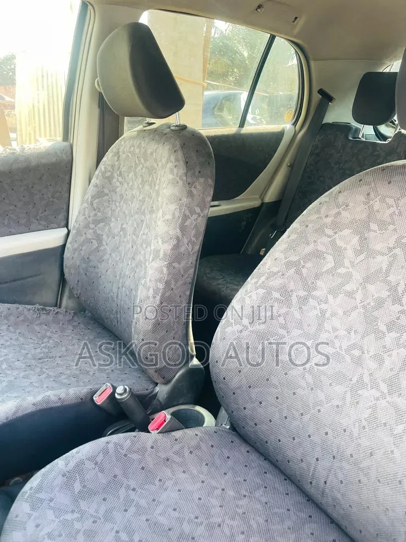 Toyota Vitz 1.3 FWD 5dr 2010 Gray