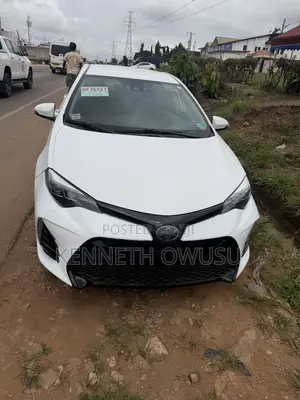 Toyota Corolla SE (1.8L 4cyl 2A) 2018 White