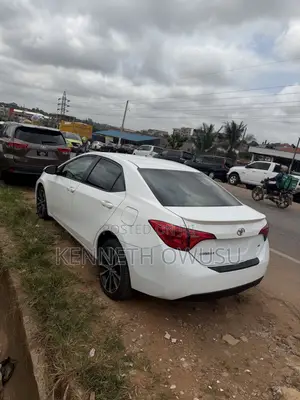 Toyota Corolla SE (1.8L 4cyl 2A) 2018 White