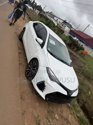Toyota Corolla SE (1.8L 4cyl 2A) 2018 White