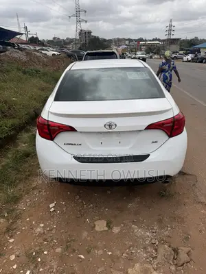 Toyota Corolla SE (1.8L 4cyl 2A) 2018 White