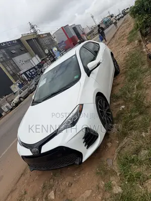 Toyota Corolla SE (1.8L 4cyl 2A) 2018 White