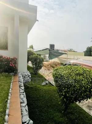 8bdrm House in Dansoman for rent