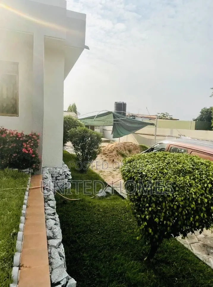 8bdrm House in Dansoman for rent