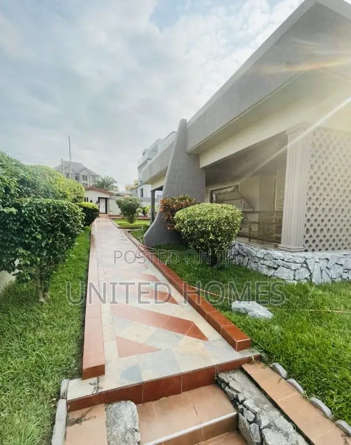 8bdrm House in Dansoman for rent