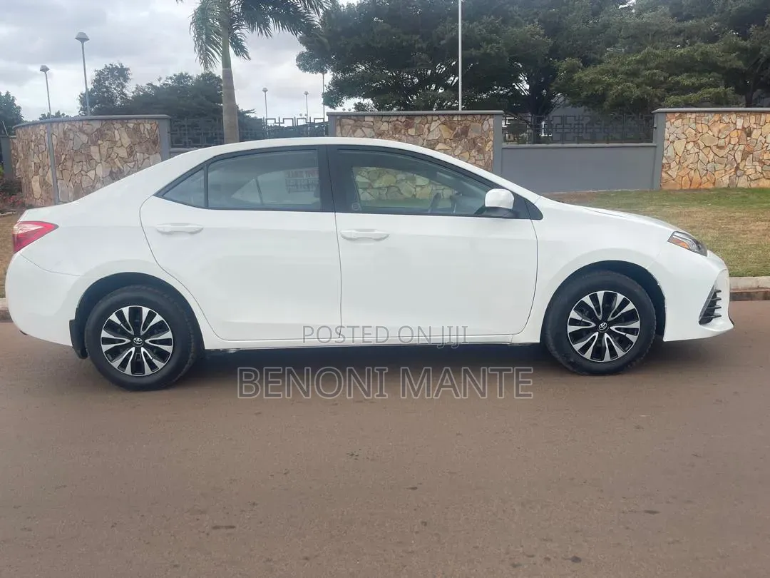 Toyota Corolla LE (1.8L 4cyl 2A) 2019 White