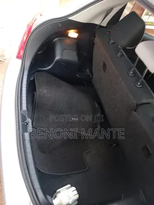 Toyota Corolla LE (1.8L 4cyl 2A) 2019 White
