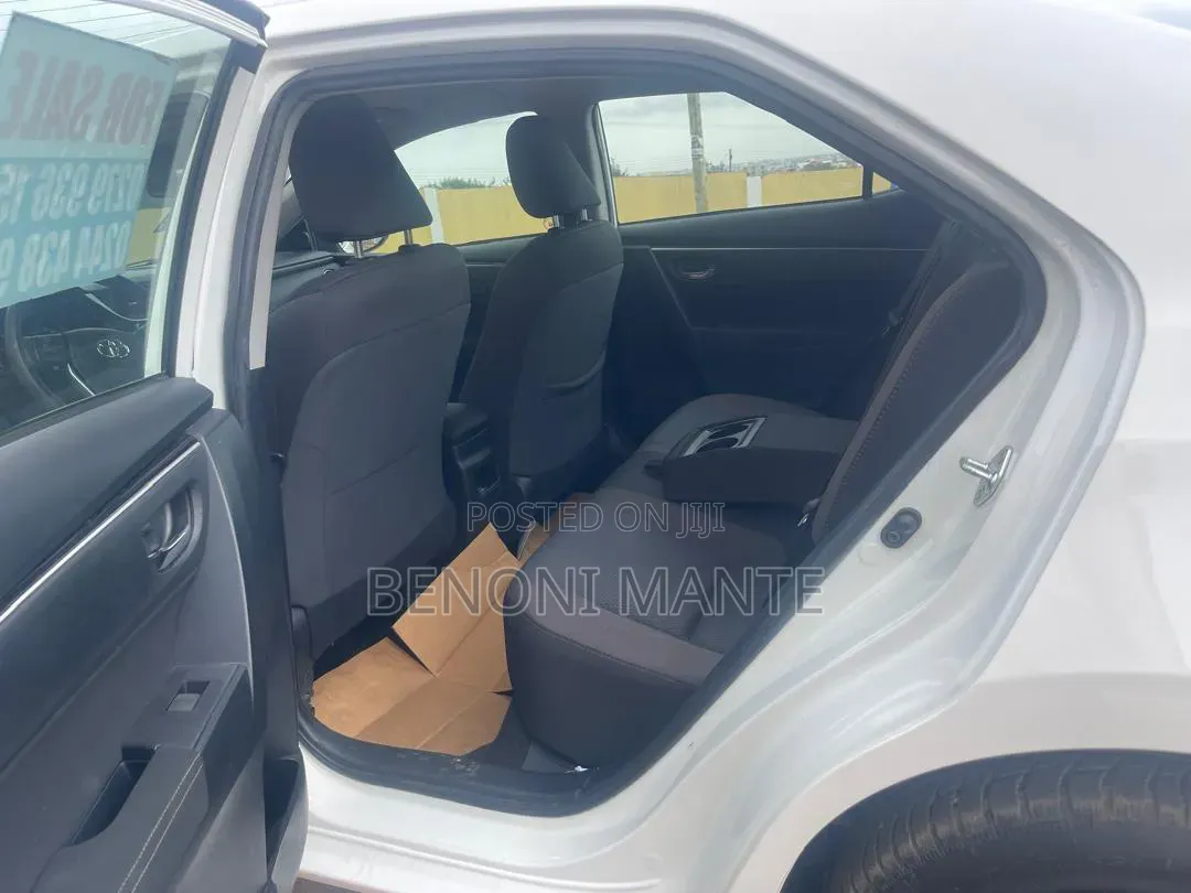 Toyota Corolla LE (1.8L 4cyl 2A) 2019 White