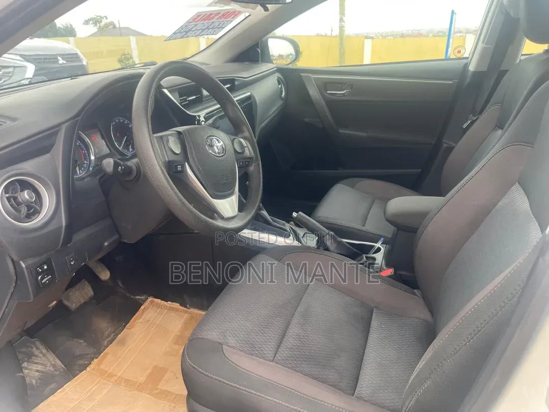 Toyota Corolla LE (1.8L 4cyl 2A) 2019 White