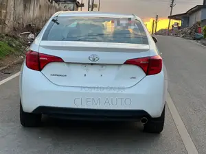 Toyota Corolla SE (1.8L 4cyl 2A) 2018 White