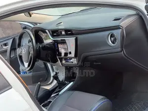 Toyota Corolla SE (1.8L 4cyl 2A) 2018 White