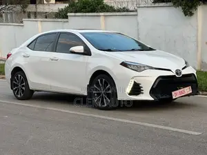 Toyota Corolla SE (1.8L 4cyl 2A) 2018 White