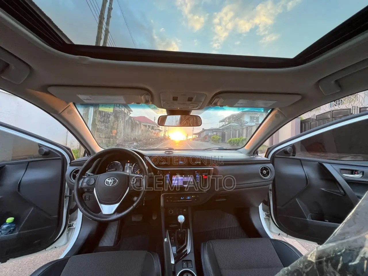 Toyota Corolla SE (1.8L 4cyl 2A) 2018 White