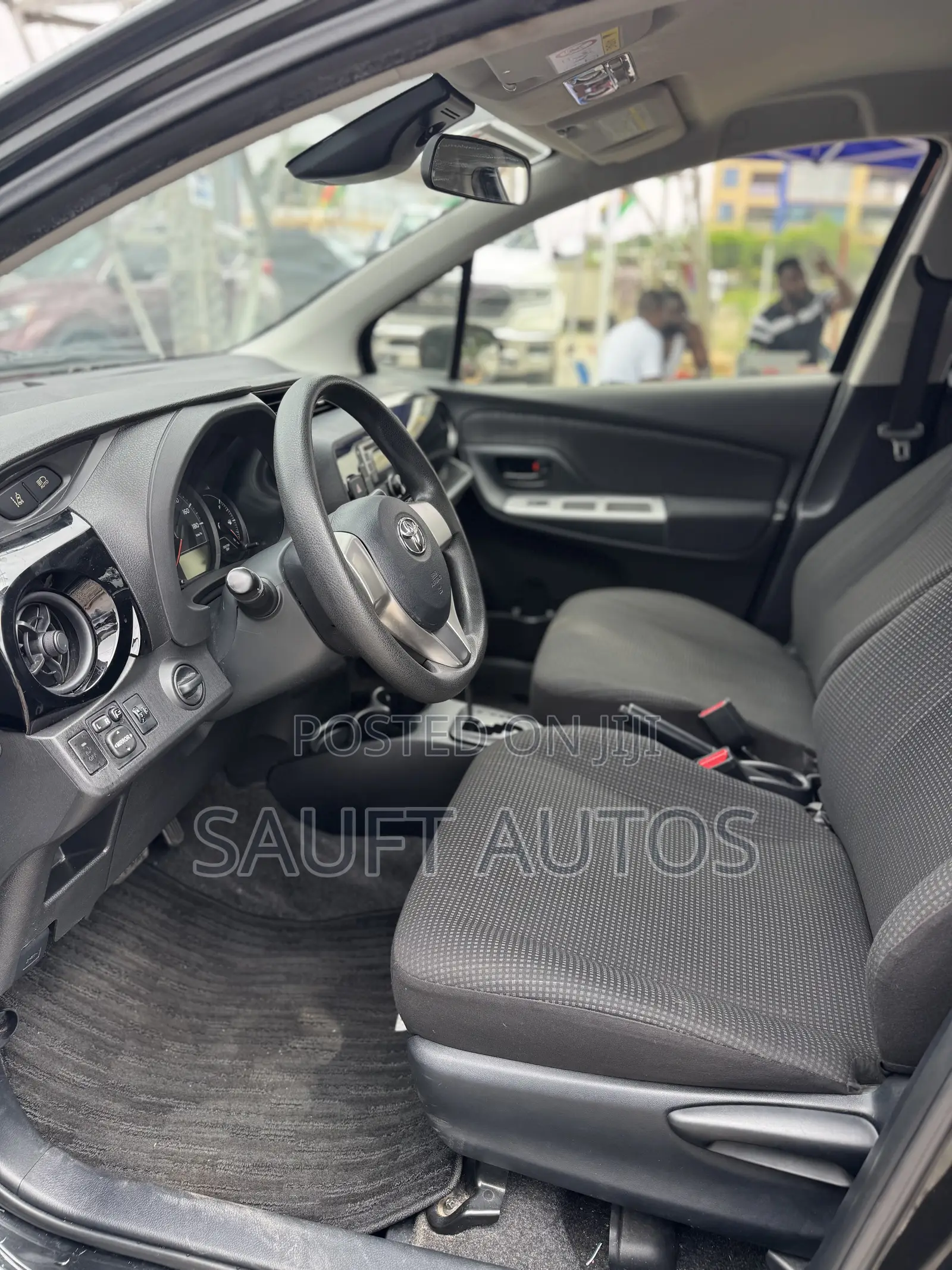 Toyota Vitz 1.3 AWD 5dr 2015 Black