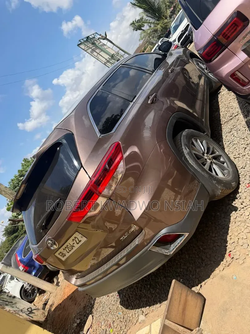 Toyota Highlander XLE 2019 Brown