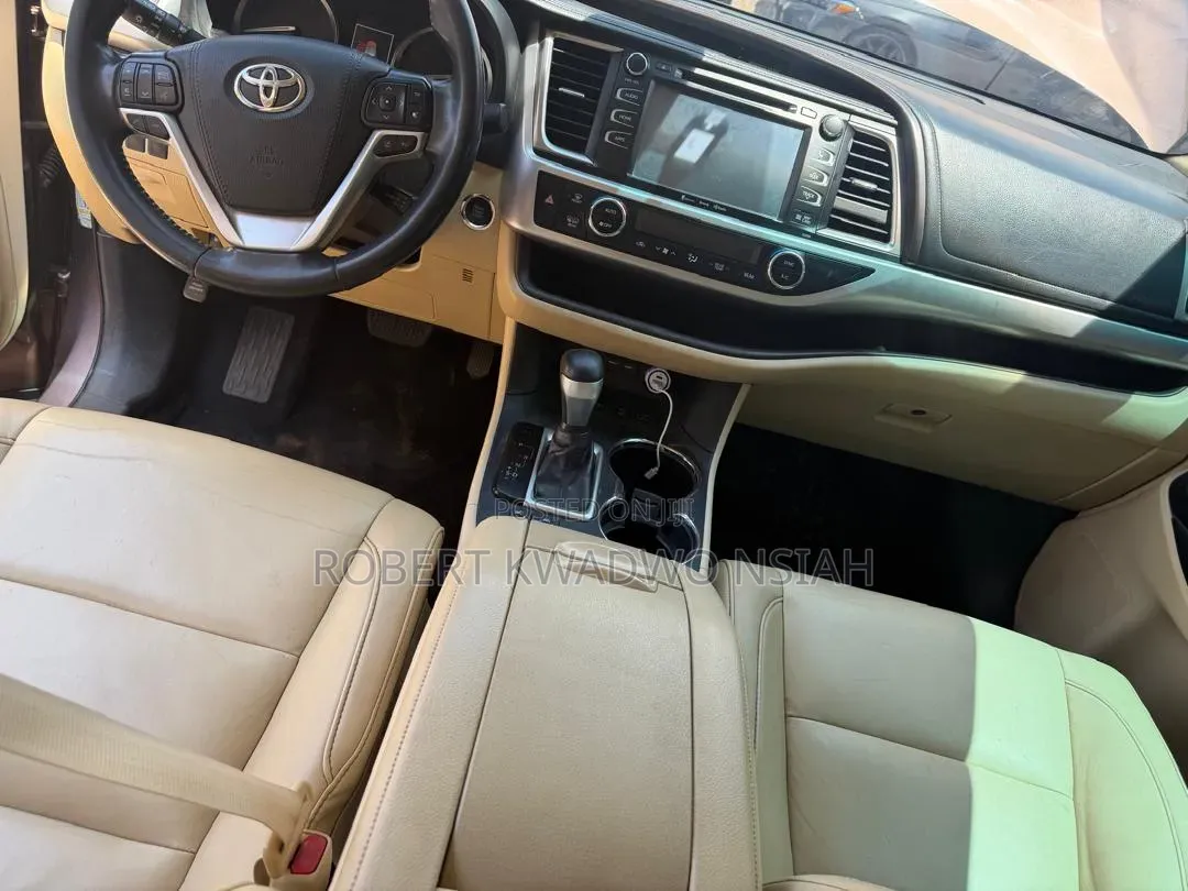 Toyota Highlander XLE 2019 Brown