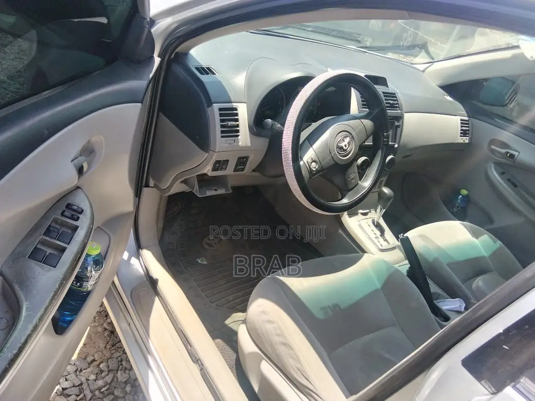 Toyota Corolla L 4-Speed Automatic 2013 Silver
