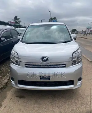 Toyota Voxy 2011 Silver