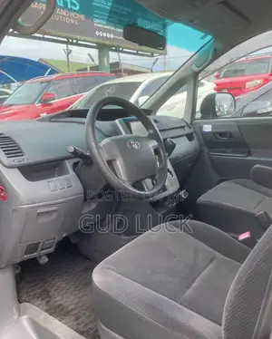 Toyota Voxy 2011 Silver