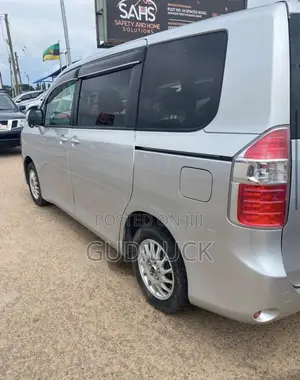 Toyota Voxy 2011 Silver