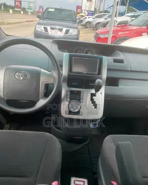 Toyota Voxy 2011 Silver