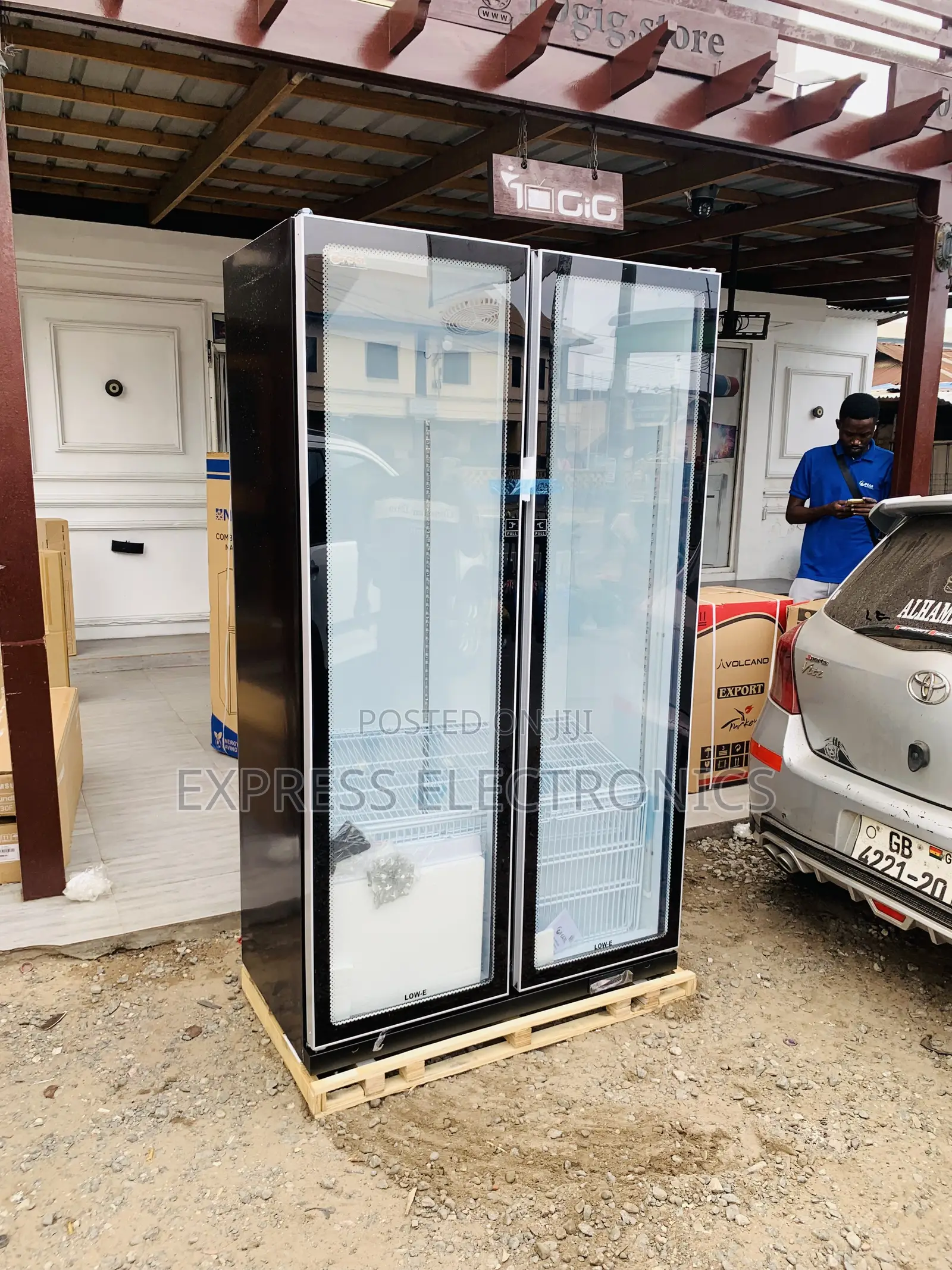 Newly Pearl PVC-801-27AA 690L Doubledoor Glass Display Beverage Coole
