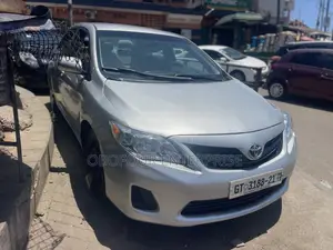 Toyota Corolla LE 4dr Sedan (1.8L 4cyl 4A) 2011 Silver
