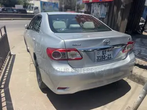 Toyota Corolla LE 4dr Sedan (1.8L 4cyl 4A) 2011 Silver