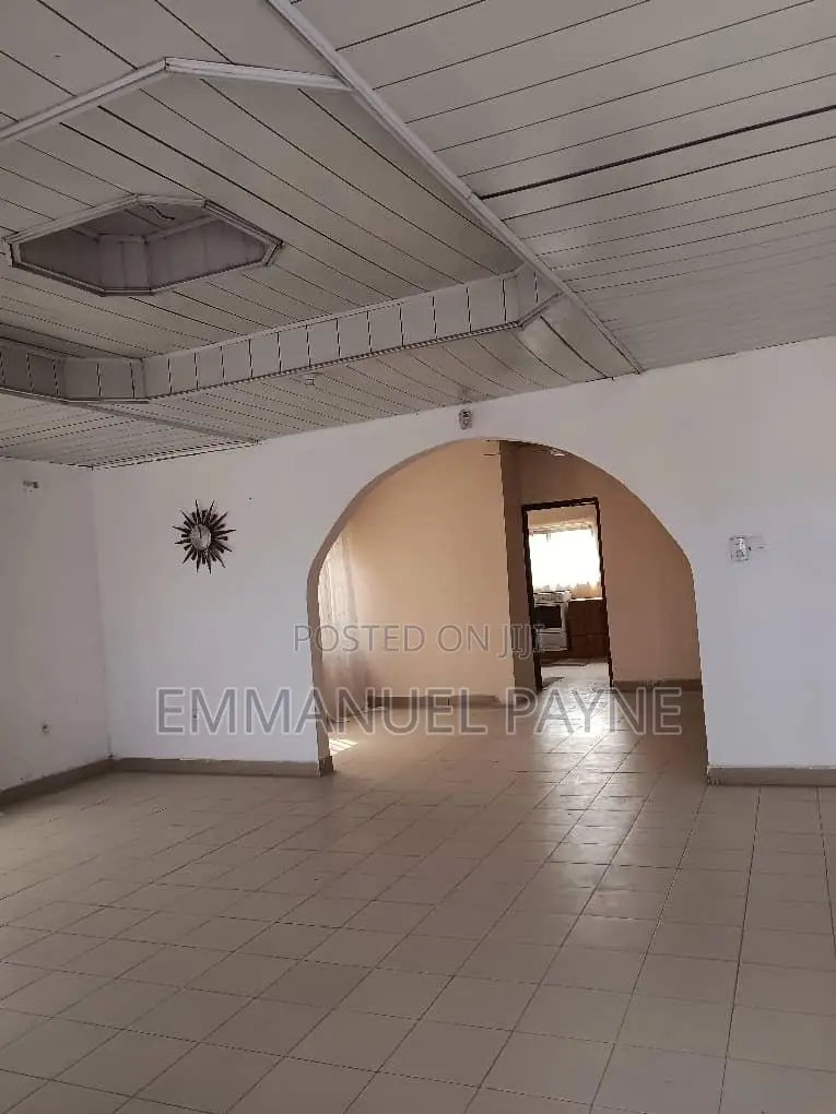 7bdrm House in Madina, Lake Side for sale