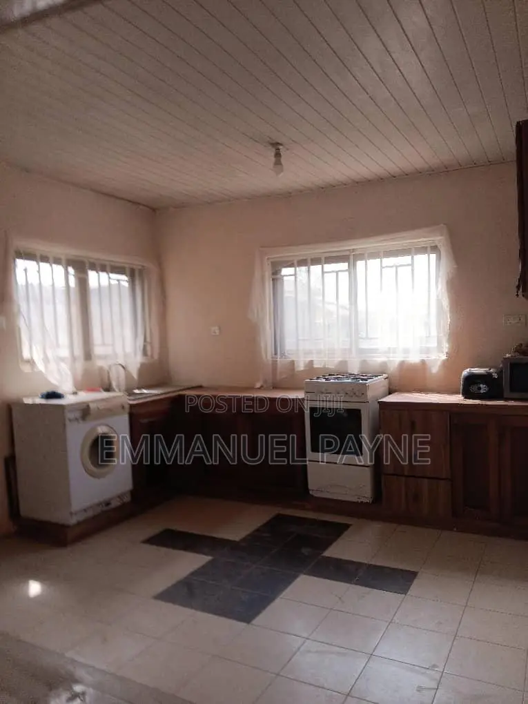 7bdrm House in Madina, Lake Side for sale