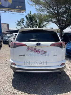 Toyota RAV4 XLE AWD (2.5L 4cyl 6A) 2017 White