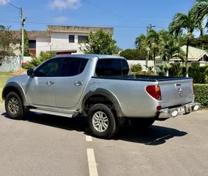 Mitsubishi L200 Club Cab 2.5 180hp 4WD 2012 Silver