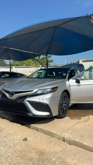 Toyota Camry SE 2024 Gray